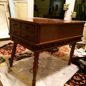 wood side table with swindle legs before chalk painting