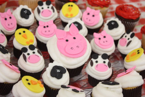 Barnyard birthday party cupcakes with farm animals on them