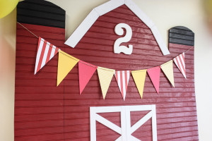 Barnyard birthday party- DIY barn with DIY banner