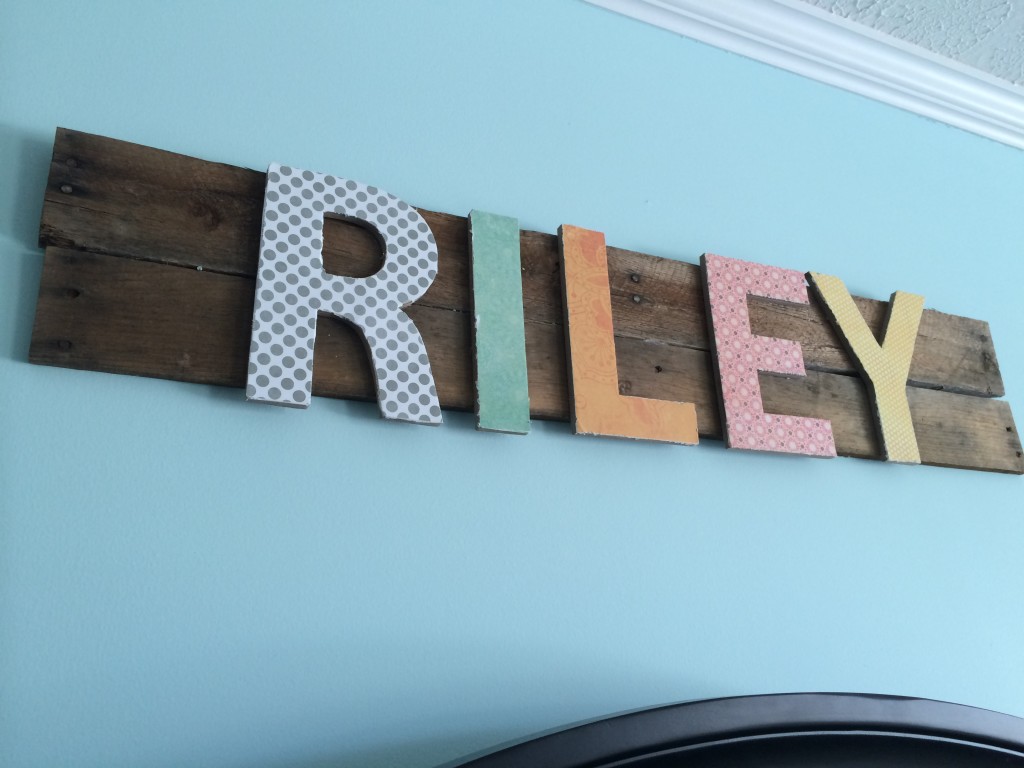 Easy DIY Modge Podge Pallet Sign