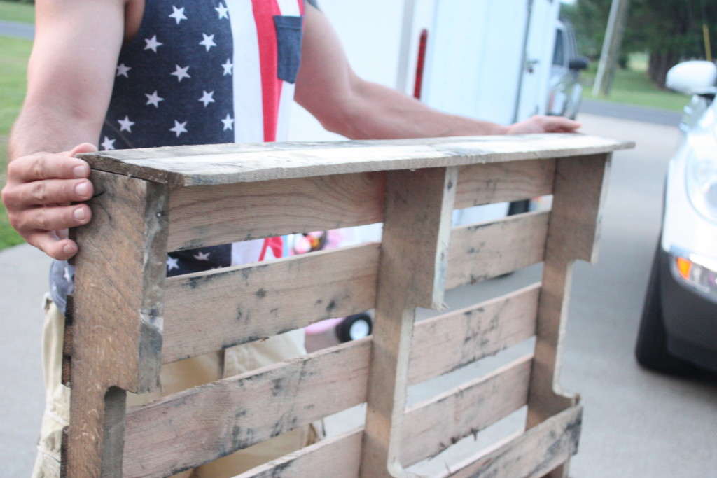 Easy DIY Pallet Coat Rack