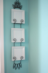 Plate rack with white, square plates