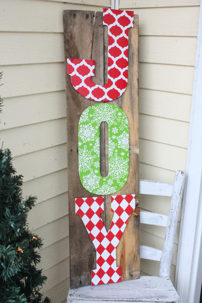 This DIY Pallet Sign is crazy easy to make! Click over now to see the Full Tutorial!