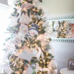 How to Decorate a Christmas Tree from Start to Finish {the EASY way!}