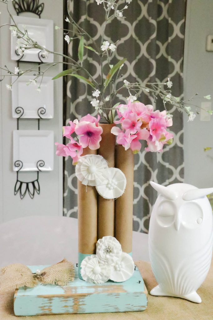 How to make a set of 3 paper towel roll vases! Easy and cheap DIY project that is so dang cute!