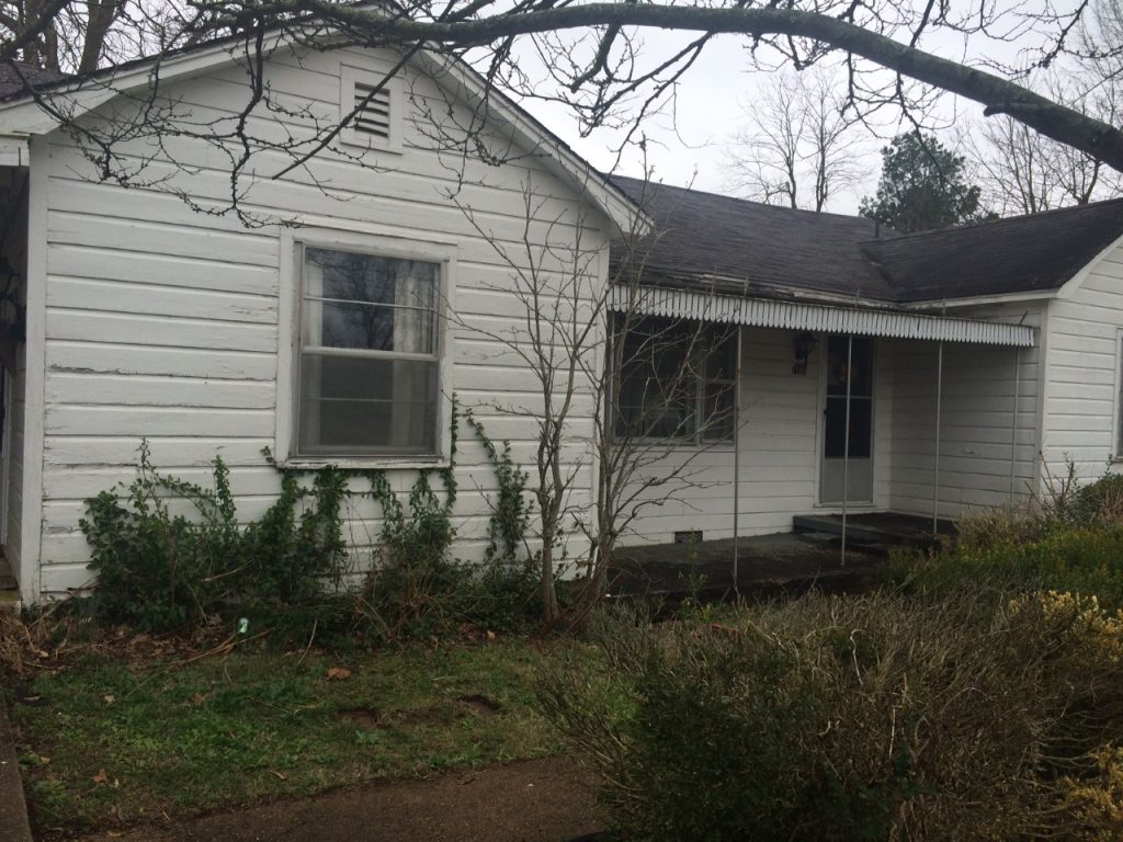 Cottage Charmer fixer upper home - Before picture exterior