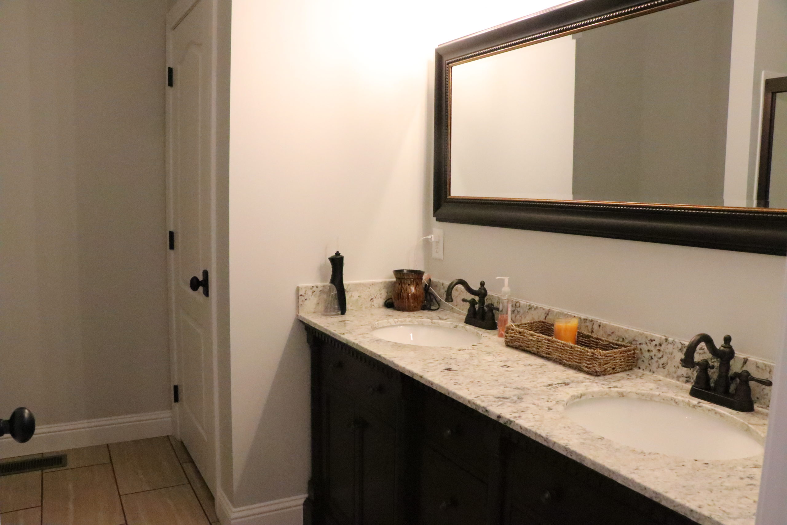 Budget Bathroom Makeover (Adding Colorful Accents) - Re-Fabbed