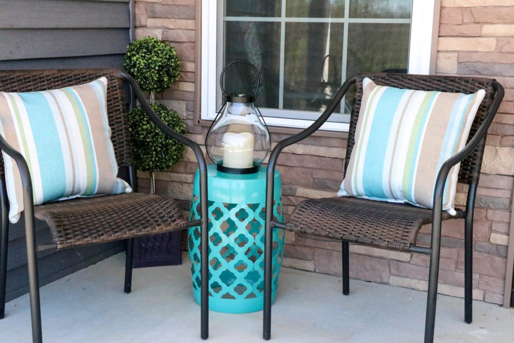 Before and After Porch Makeover for just $200! Outdoor decorating does not have to cost a fortune! Check out this post to see how she made her money go so far.