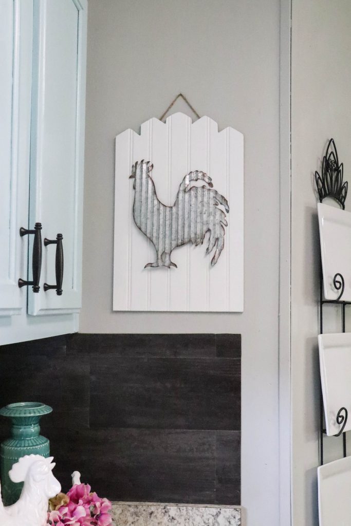 DIY Beadboard Rooster Sign...a 5 minute and 5 dollar project that will add that perfect bit of farmhouse charm to your home!