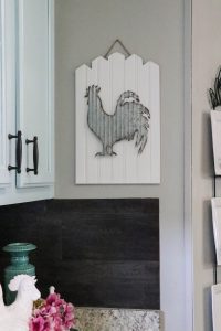 DIY Beadboard Rooster Sign...a 5 minute and 5 dollar project that will add that perfect bit of farmhouse charm to your home!