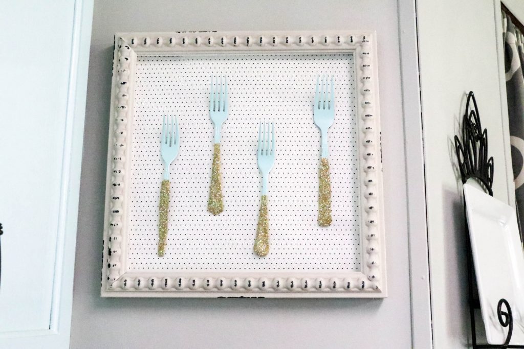 These gold dipped forks are the perfect kitchen art project to bring your kitchen to life! It is a fun, fast , easy and cheap project that can be tailored to any design style! Check out the FULL tutorial!