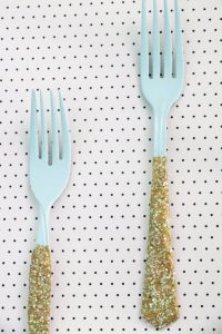 These gold dipped forks are the perfect project to bring your kitchen to life! It is a fun, fast , easy and cheap project that can be tailored to any design style! Check out the FULL tutorial!