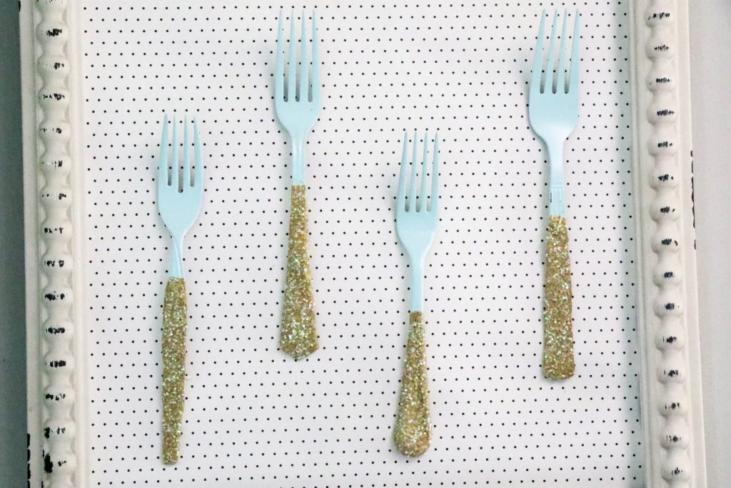 These gold dipped forks are the perfect kitchen art project to bring your kitchen to life! It is a fun, fast , easy and cheap project that can be tailored to any design style! Check out the FULL tutorial!