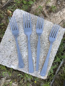 These gold dipped forks are the perfect project to bring your kitchen to life! It is a fun, fast , easy and cheap project that can be tailored to any design style! Check out the FULL tutorial!