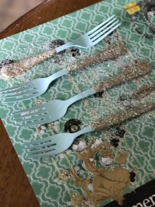 These gold dipped forks are the perfect project to bring your kitchen to life! It is a fun, fast , easy and cheap project that can be tailored to any design style! Check out the FULL tutorial!