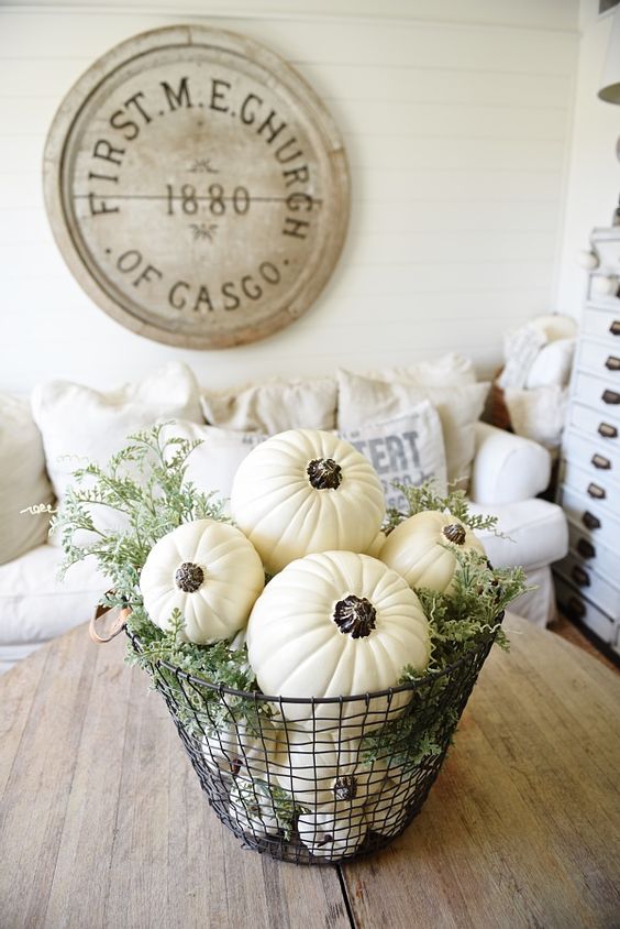 Fall and Farmhouse goes hand in hand. If you love farmhouse style and you need some decorating inspiration, this is the post for you! Enjoy lots of neutral, simple, farmhouse goodness all in one stop.