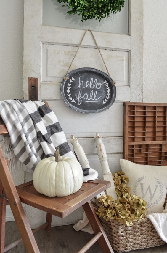 Fall and Farmhouse goes hand in hand. If you love farmhouse style and you need some decorating inspiration, this is the post for you! Enjoy lots of neutral, simple, farmhouse goodness all in one stop.