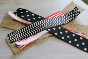 How to make a bow the SUPER DUPER easy way! This tutorial is literally so simple, and the bows are gorgeous!