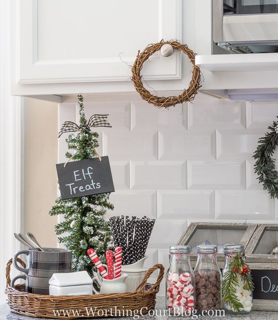 Farmhouse Christmas Inspiration that will make you swoon and want to decorate your entire house in this amazing style!