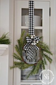 Farmhouse Christmas Inspiration that will make you swoon and want to decorate your entire house in this amazing style!