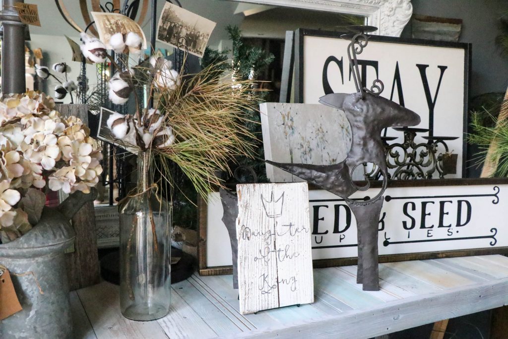 Enjoy a Christmas Tour with The Frosted Farmhouse where you can find ALL things beautiful and farmhouse! She has a true knack for this gorgeous style! Check it out now!