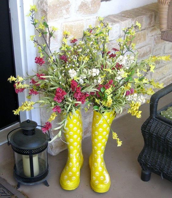 Super cute rainboots with flowers! The perfect outdoor Spring decoration!
