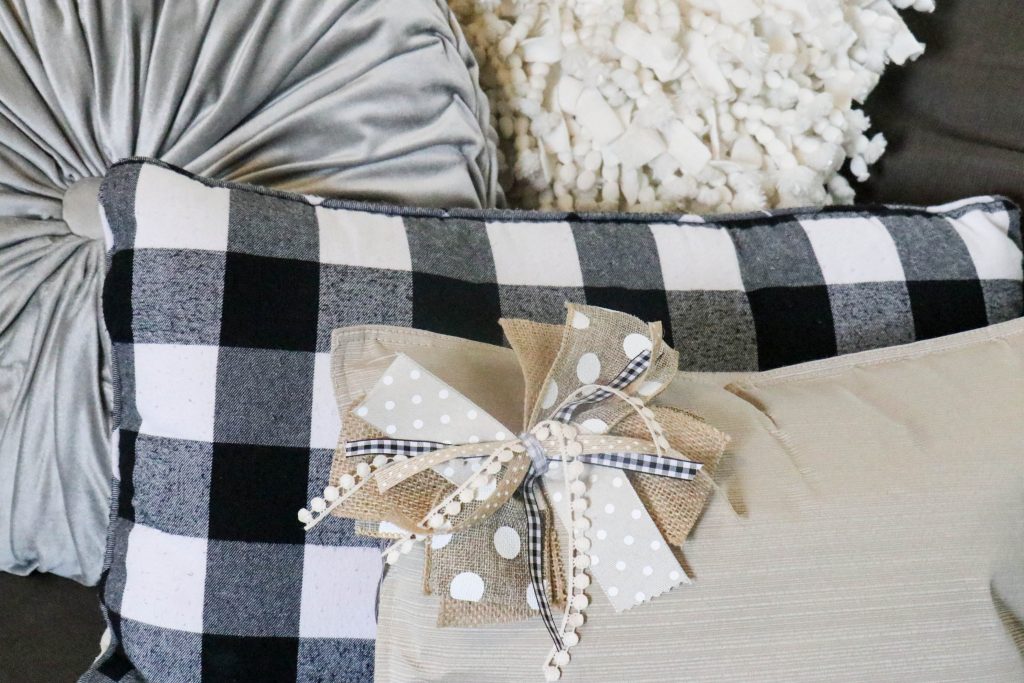 Super cute throw pillows made from placemats!