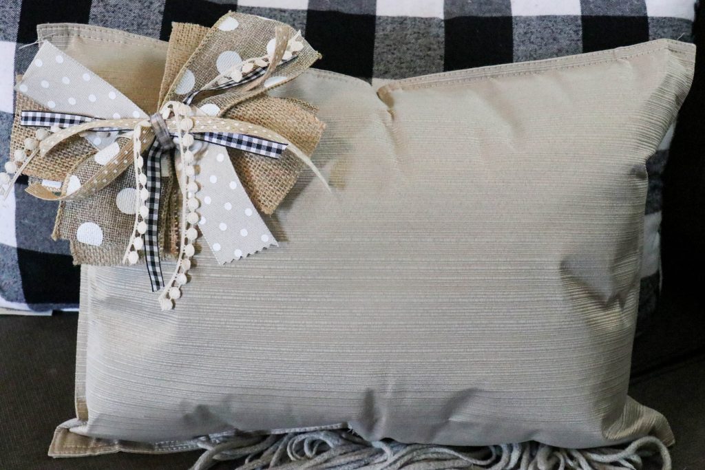 Super cute throw pillows made from placemats!