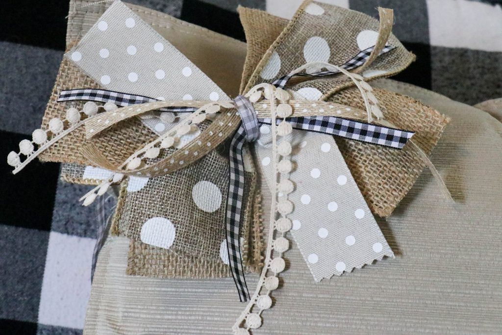 Super cute throw pillows made from placemats!