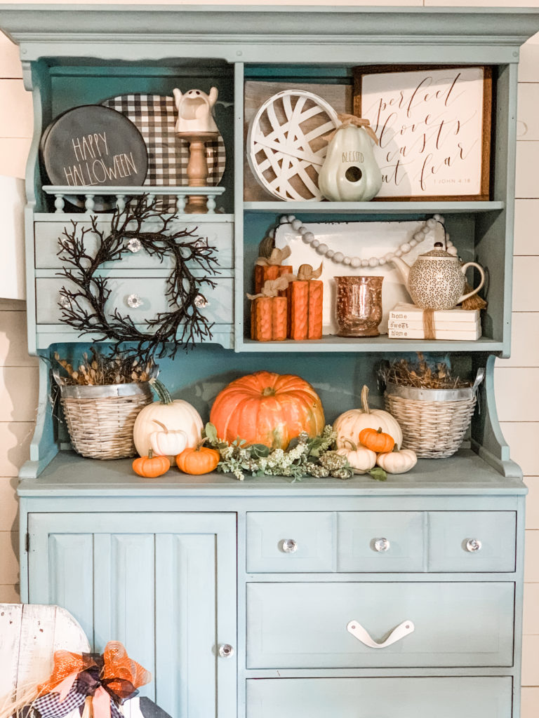 Discover the latest trends in fall decor with diy fall decor ideas, beautiful fall wreaths, and autumn decorations to elevate your home this season.