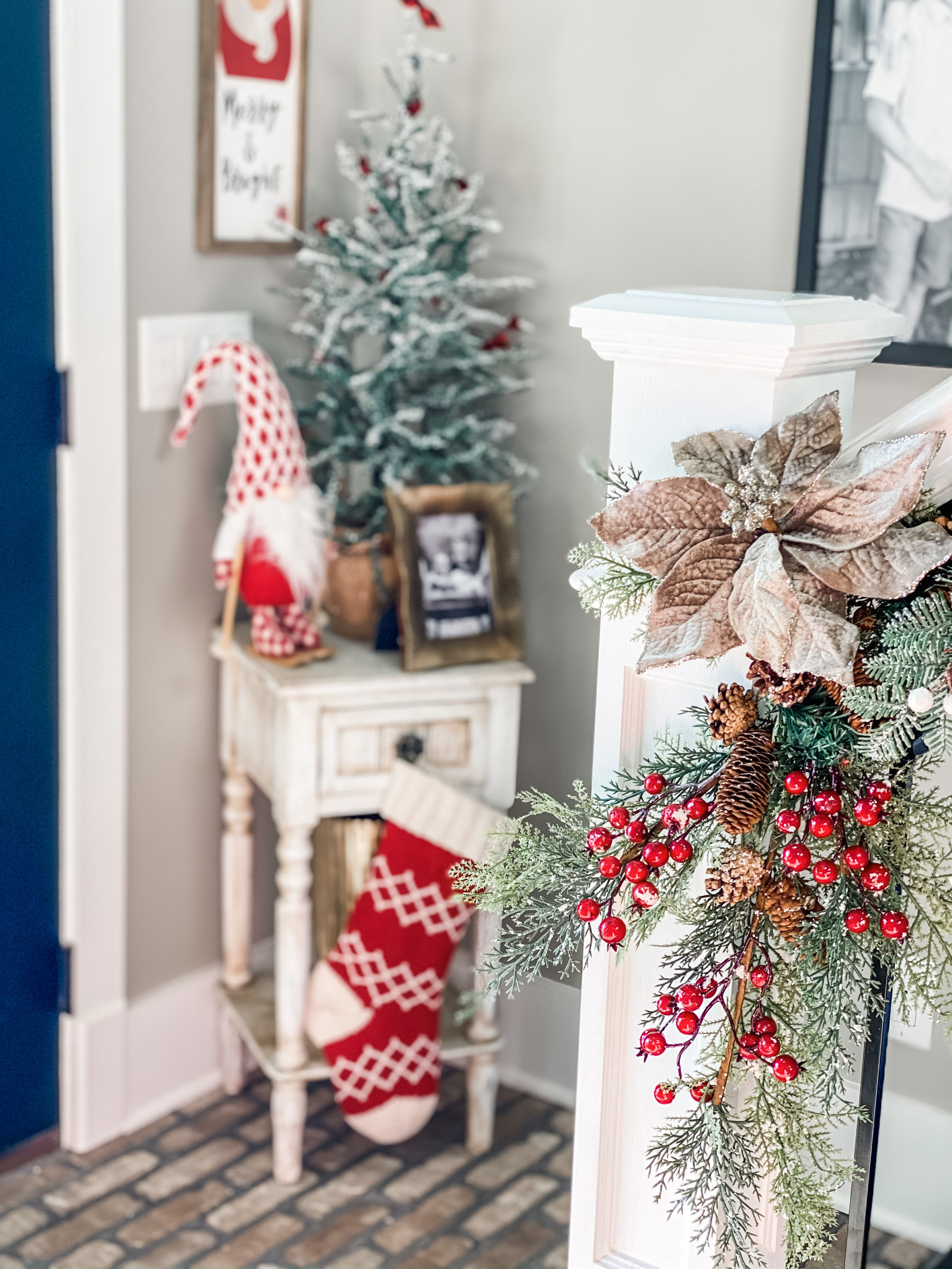 how to decorate a red and white christmas tree - Re-Fabbed