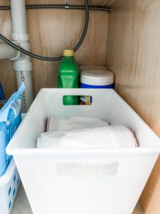 how to organize under the sink using items from the dollar tree