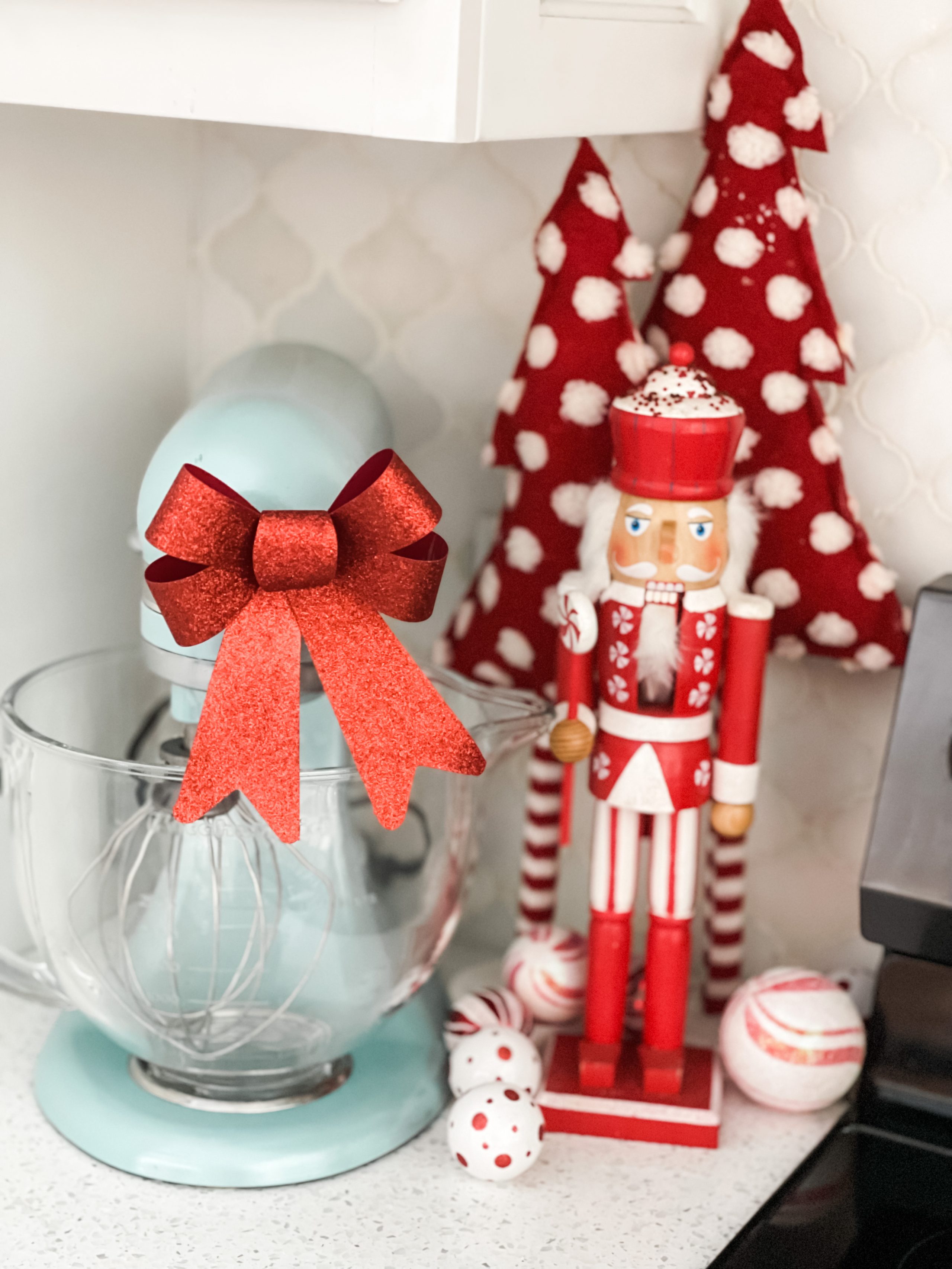 https://www.re-fabbed.com/wp-content/uploads/2021/11/christmas-kitchen-red-and-white-gingerbread6.jpg
