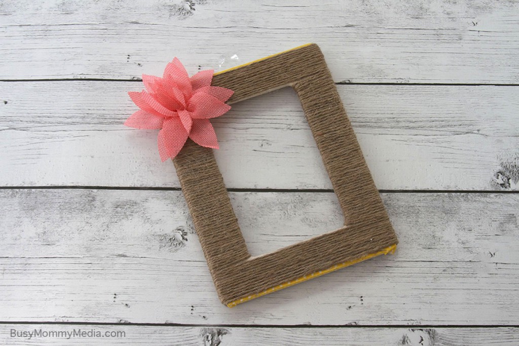 DIY Photo frame made with twine 