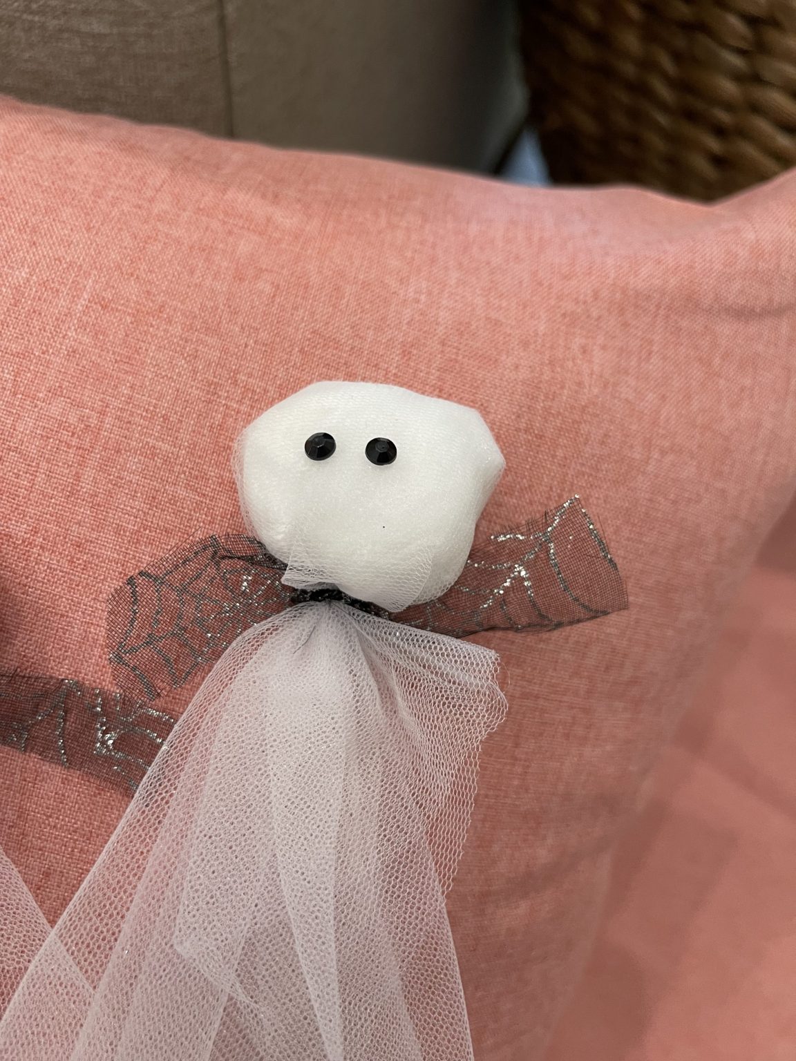 diy halloween ghost pillow ReFabbed
