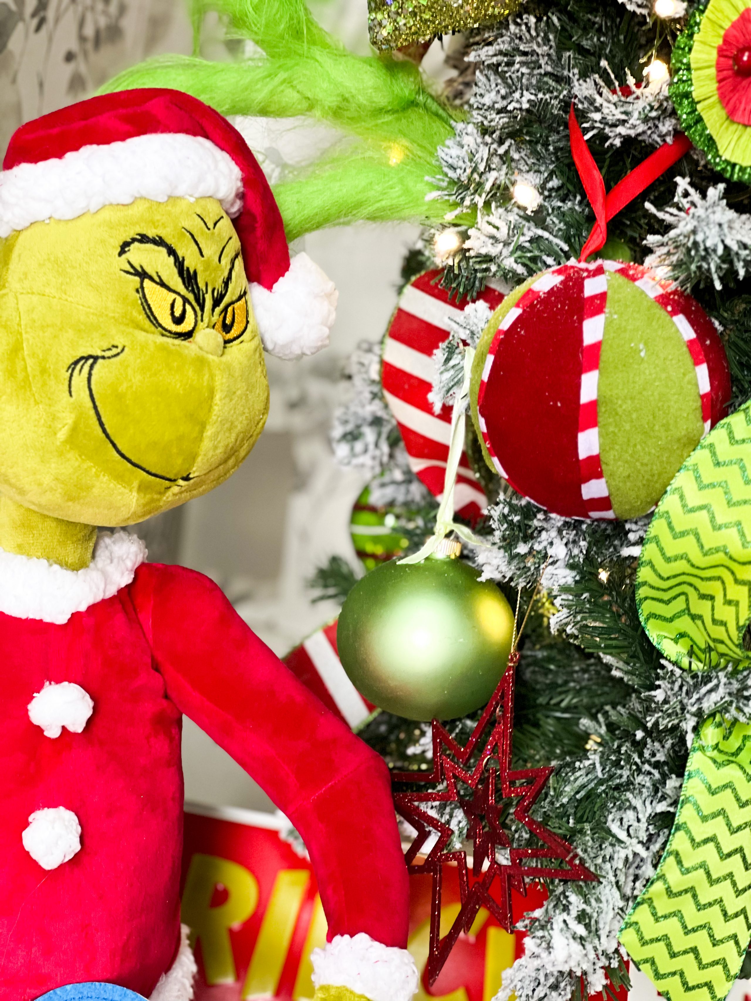 grinch inspired christmas tree ReFabbed