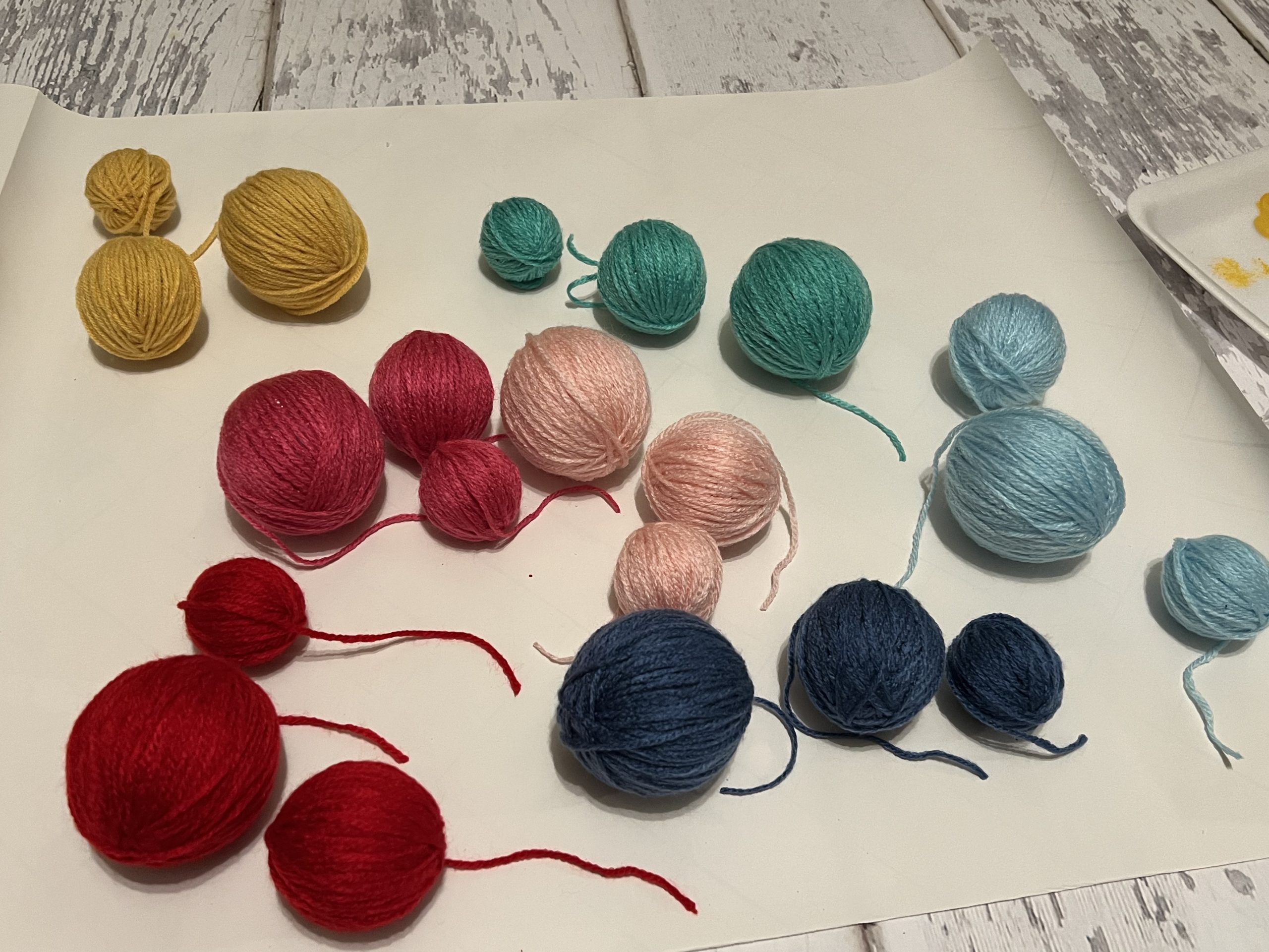 how to make christmas garland with yarn ReFabbed