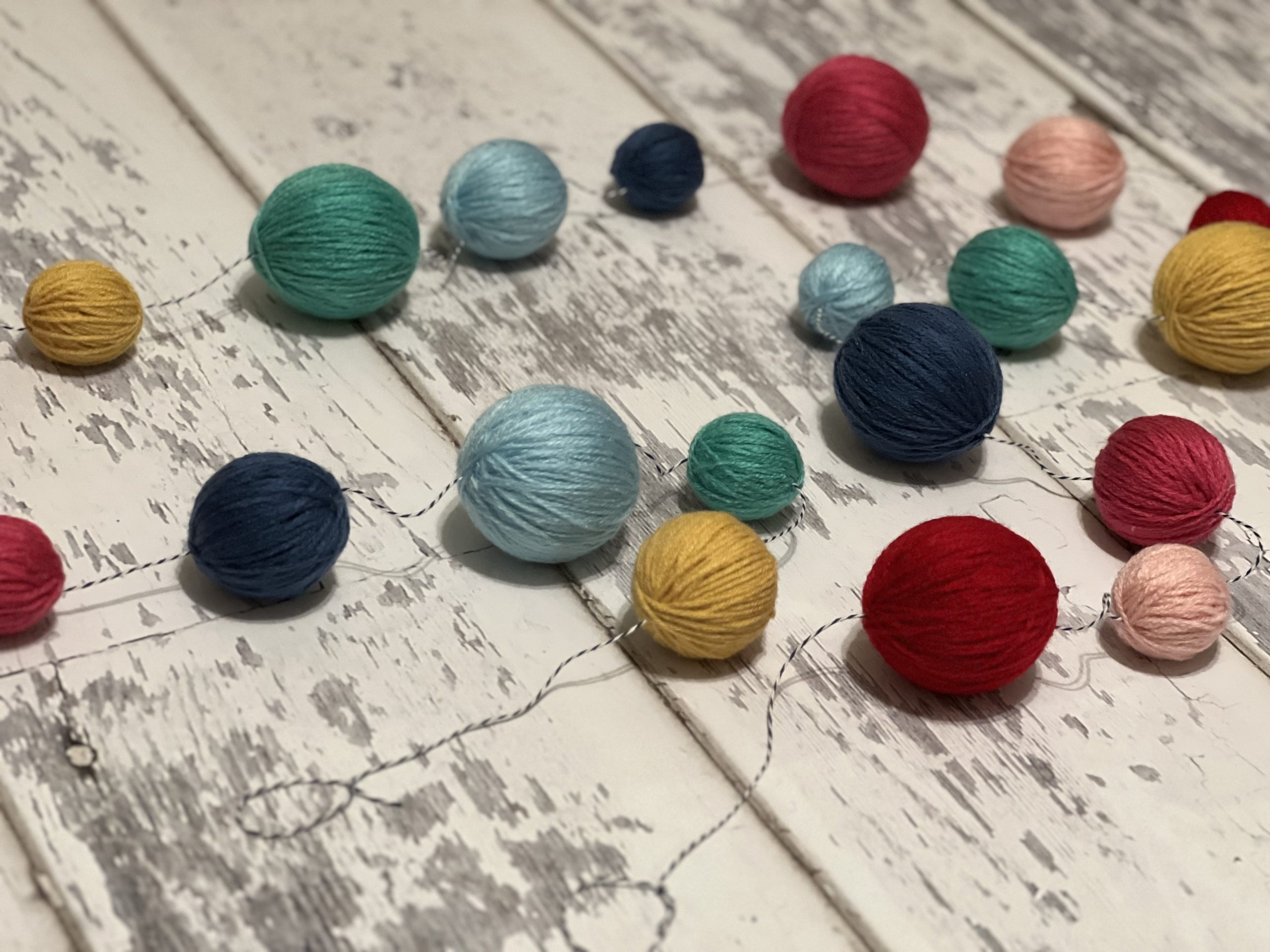 how to make christmas garland with yarn ReFabbed