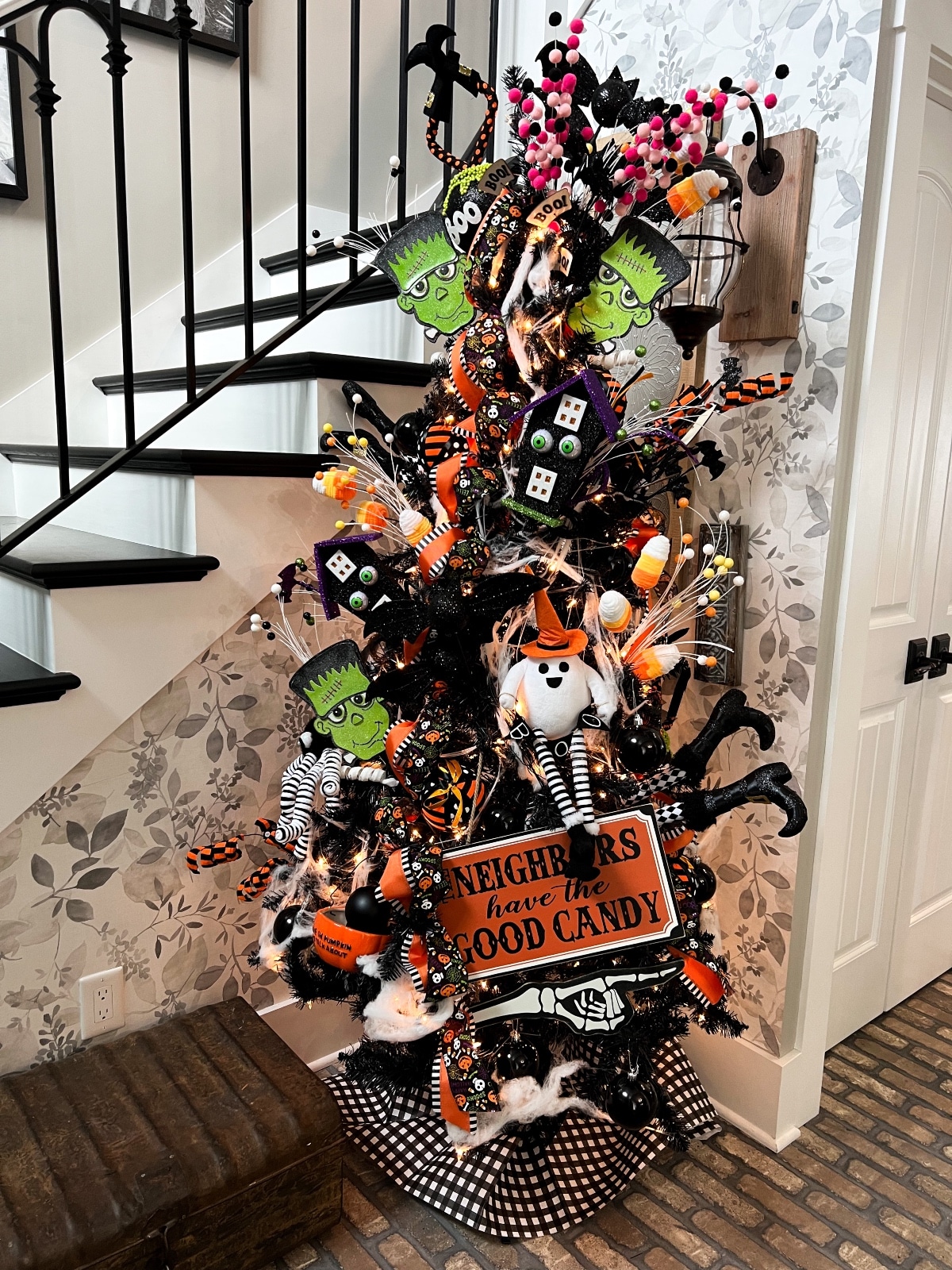how to decorate a tree for halloween - Re-Fabbed