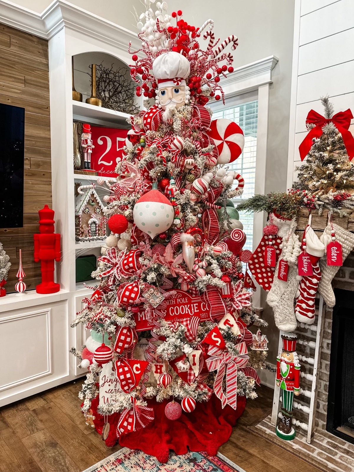 how to decorate a red and white christmas tree - Re-Fabbed