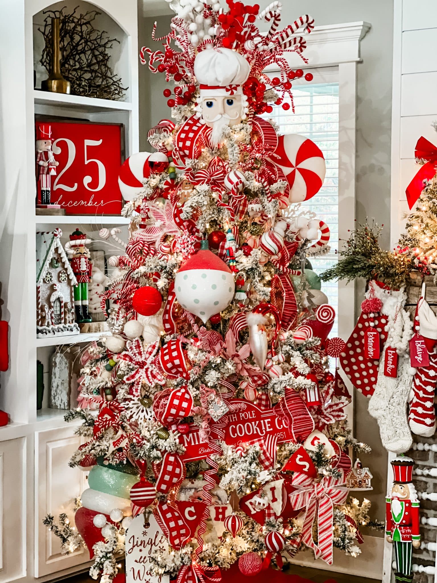 how to decorate a red and white christmas tree - Re-Fabbed