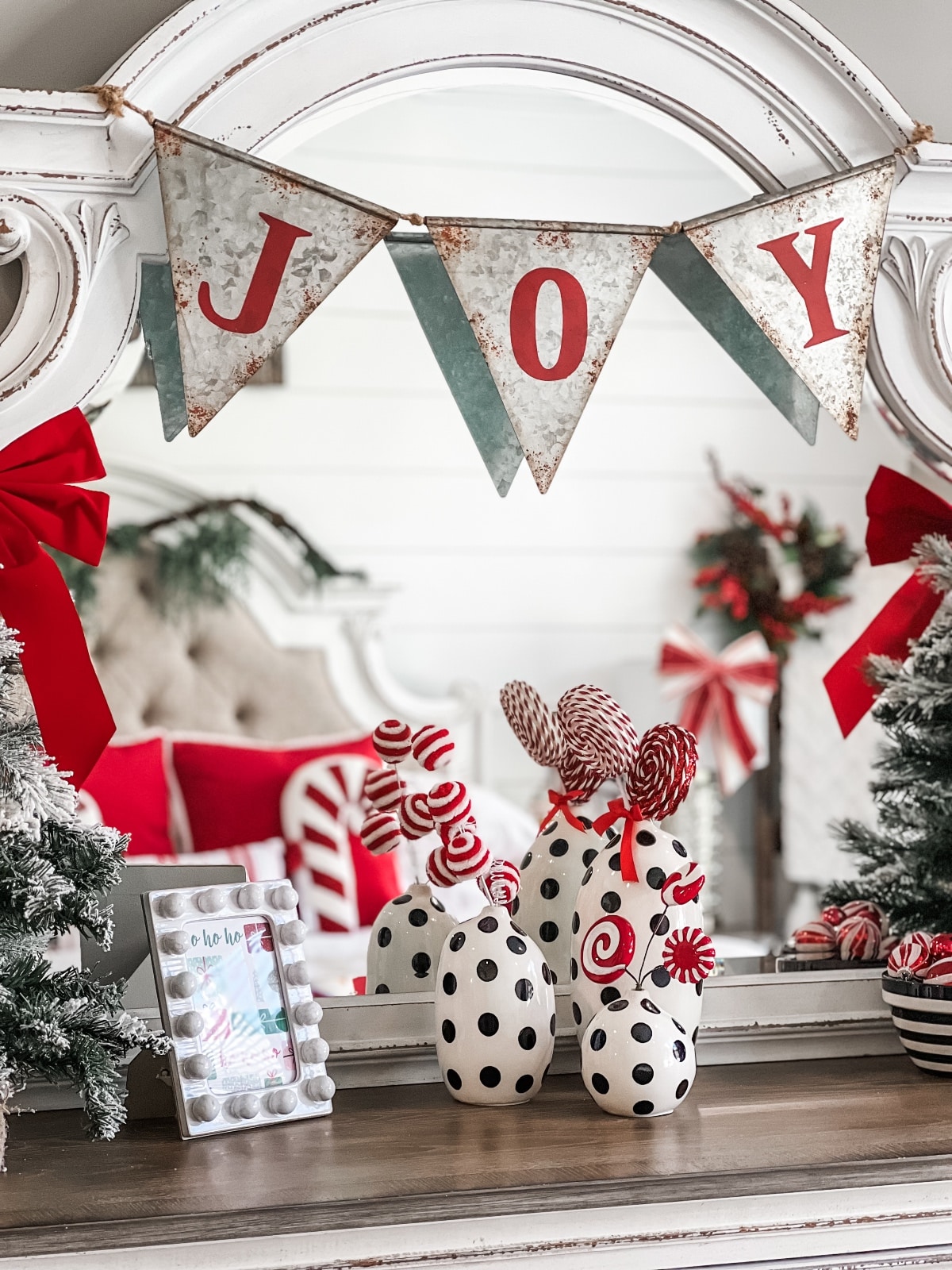 Red and black christmas decorations deals